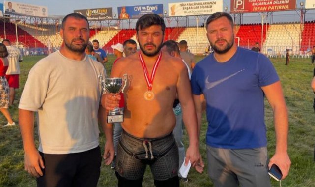 Sakaryalı pehlivanı Elmalı'dan boş geçmedi