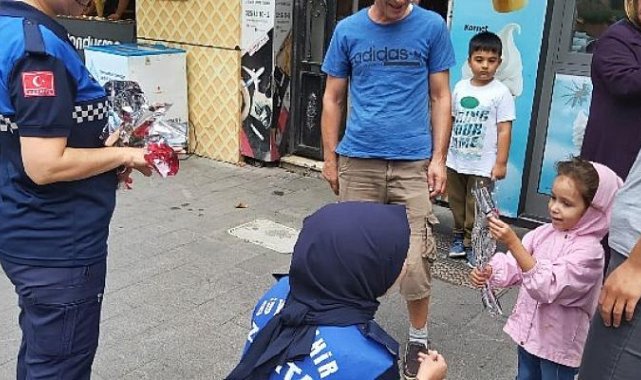 Zabıtadan esnaf ve vatandaşa karanfil