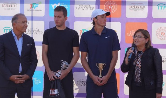 Gaziantep'te 'Cup Tenis' finalistleri kupalarına kavuştu