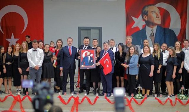 Kınık Belediye Korosu Cumhuriyet Konseri Düzenledi