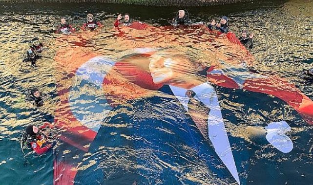 AKUT, Ata'mıza saygı için Dolmabahçe'de daldı