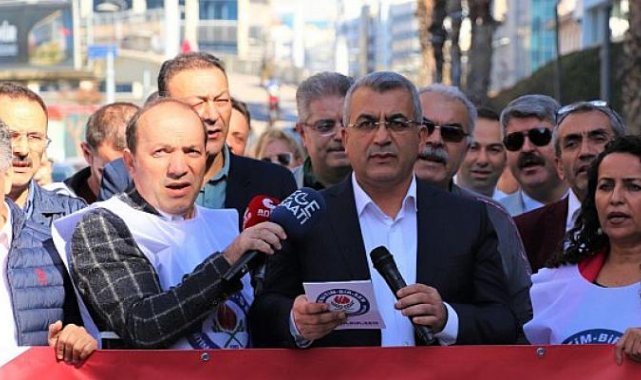 EĞİTİM-BİR-SEN İzmir Şubesinden Meslek Kanunu Eylemi