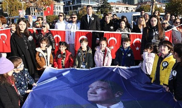 Kadıköy’de 9’u 5 Geçe Ata’ya Saygı Zinciri Oluşturuldu