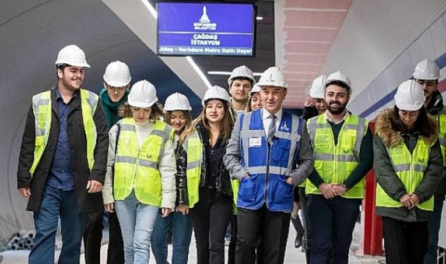 Başkan Tunç Soyer İzmir'in yeni metrosunda üniversite öğrencileriyle buluştu