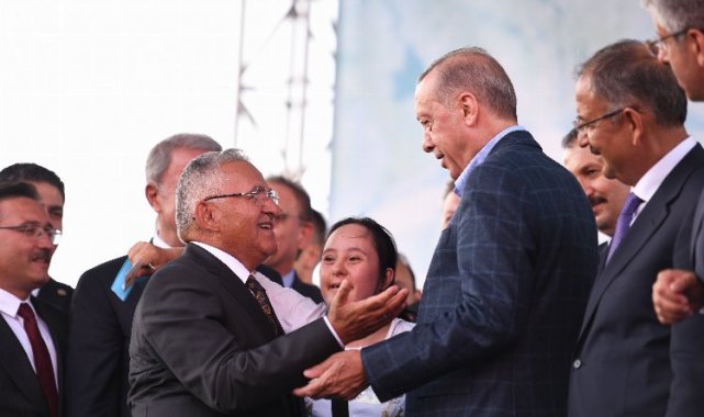 Memduh Büyükkılıç'a övgü yağmuru