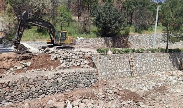 Muğla Büyükşehir Marmaris’te zarar gören dere duvarlarını tamir etti