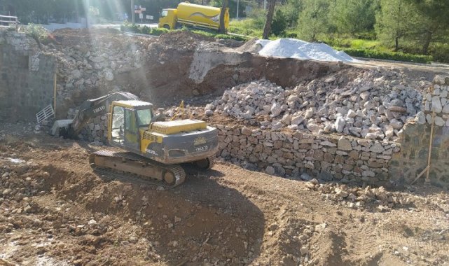 Muğla Büyükşehir'den Marmaris'te zarar gören dereye tamir