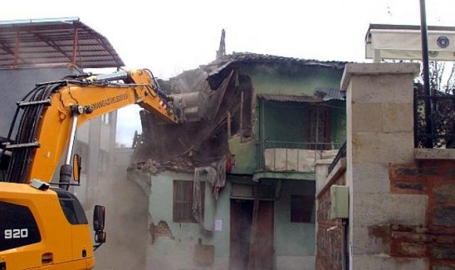 Tehlike Saçan Metruk Binalar Yıkılıyor
