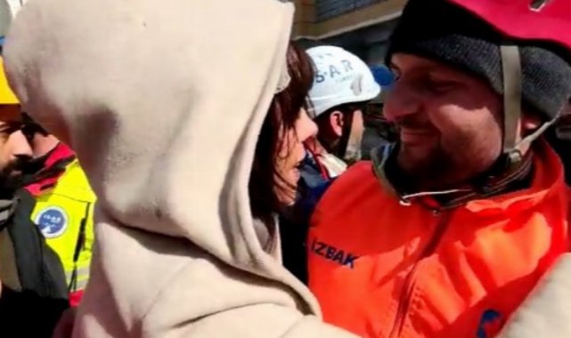 104. saatte yeni bir mucize! 42 yaşındaki Zeynep enkazdan sağ kurtarıldı