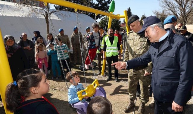 Bakan Akar'dan çocuklara moral ziyareti