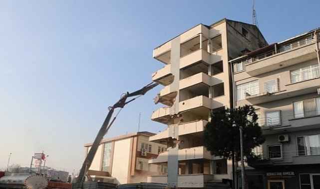 Büyükşehir, Kınay İş Merkezi'nin yıkımına başlandı