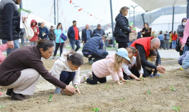 Efes Selçuk'tan deprem alanına 'tohum' desteği