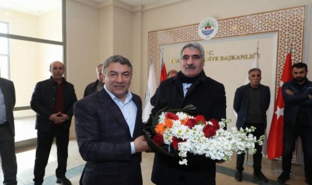 Hamza Şayir çiçeklerle karşılandı