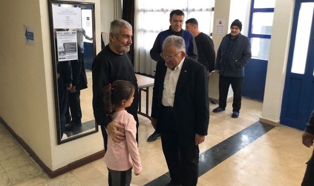 Memduh Büyükkılıç'tan depremzedelere yakın ilgi