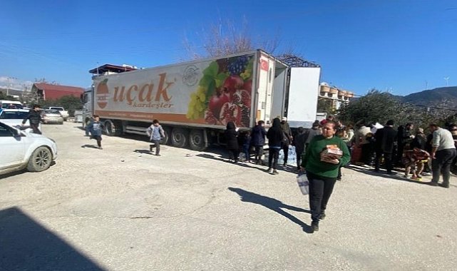 Yaş meyve sebze sektörü, araçları ile Türkiye'nin yardımlarını deprem bölgesine taşıyor