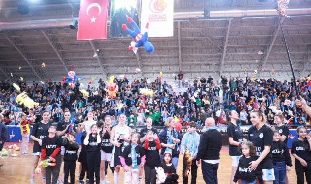 Oyuncaklar afetzede çocuklar için sahaya atıldı