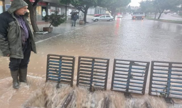 Adana'da kuvvetli yağış sel getirdi