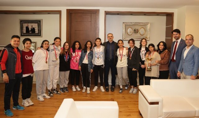 Başkan Çiftçi, Çayırovalı şampiyonlarını ağırladı
