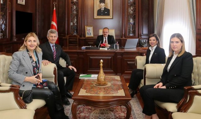 Bursa Vizyonu Raporu Vali Canbolat'a sunuldu