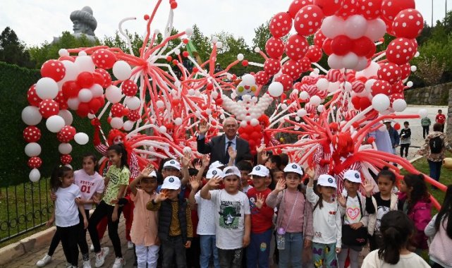 Karabağlar'da binlerce çocuk şenlikte buluştu