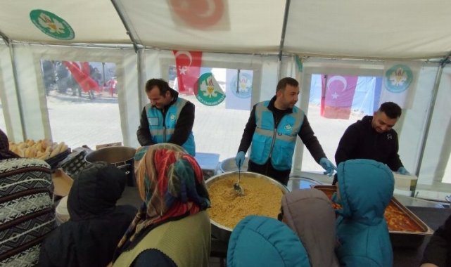 Manisa'dan afet bölgesinde sıcak aş dağıtımına devam
