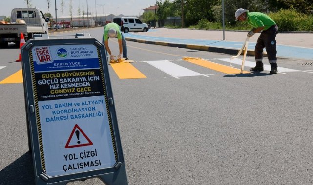 Sakarya'da 3 farklı noktada yol çizgi çalışması