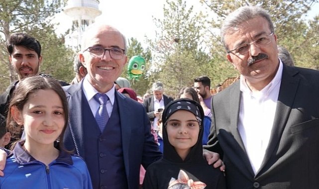 Çevre, Şehircilik ve İklim Değişikliği Bakanlığı tarafından yapımı tamamlanan Çumra Millet Bahçesi'nin açılışı düzenlenen törenle yapıldı