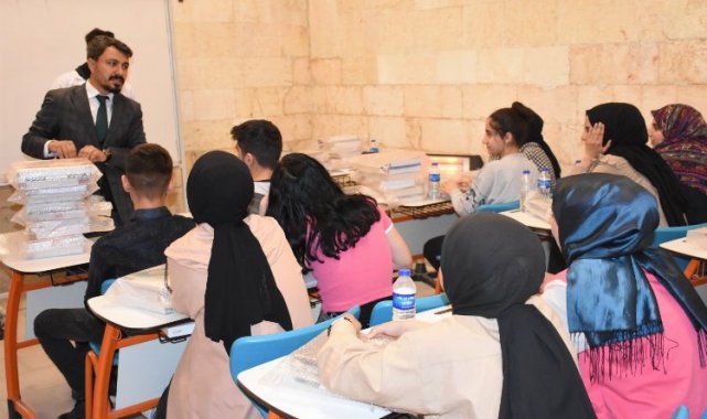 Diyarbakır'da Akademi Lise öğrencileri kitap setlerine kavuştu