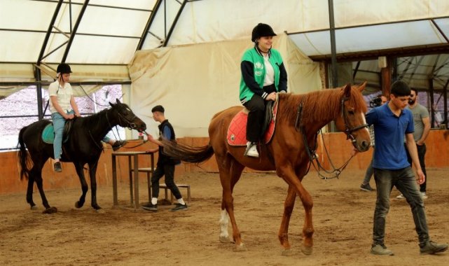 Gaziantep'te afetzede gençlere atla terapi