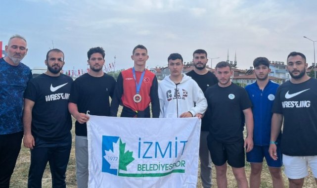 İzmit'in güreşçileri gururlandırıyor