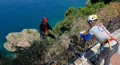 Antalya'da doğa harikası falezlerde temizlik