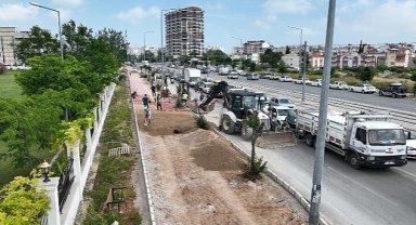 Büyükşehir Sakarya Bulvarı'nda kaldırımları yeniliyor