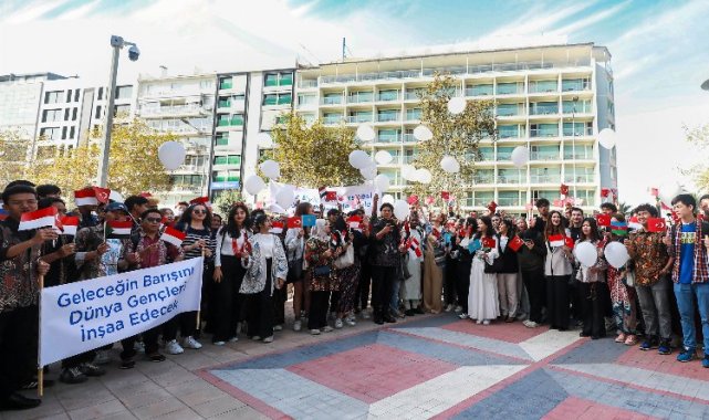 Beyaz balonlar Filistin için İzmir semalarında