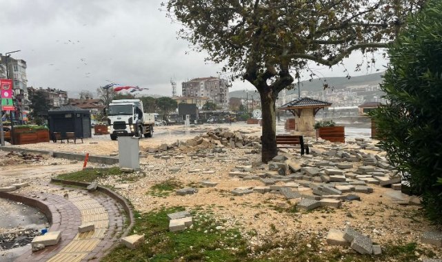 Bursa Gemlik sahilinde azgın dalgalar kordona taştı