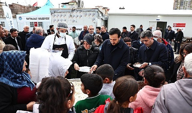 Abdullah Özdemir, Adıyaman ve Malatya'da depremzedeleri ziyaret etti