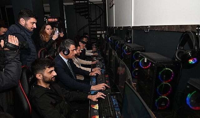 Başkan Kocaman, gençlerle Counter Strike oynadı