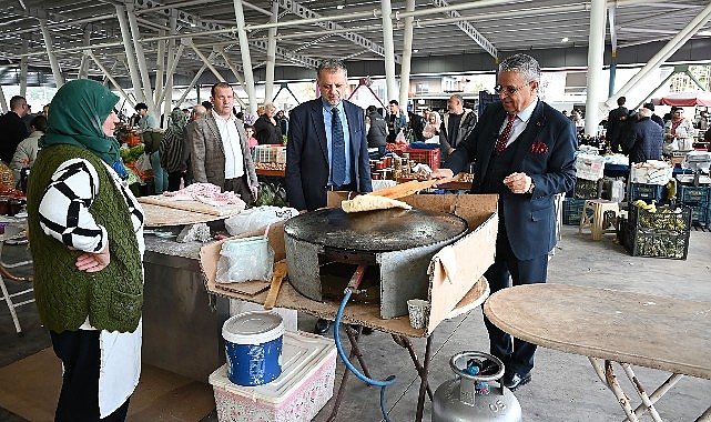 Başkan Topaloğlu'ndan pazar esnafına ziyaret