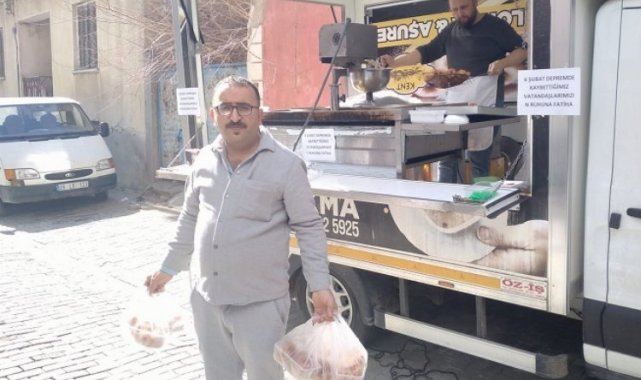 Depremzede esnaf "Bu gün kapalıyız" diyerek lokma dağıttı