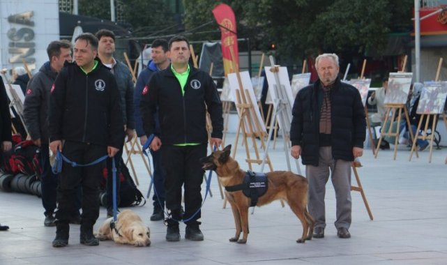 Manisa'da depremde kaybedilen vatandaşlar anıldı