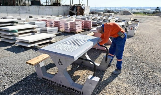 Muratpaşa'dan tekerlekli sandalye kullanımına uygun banklar
