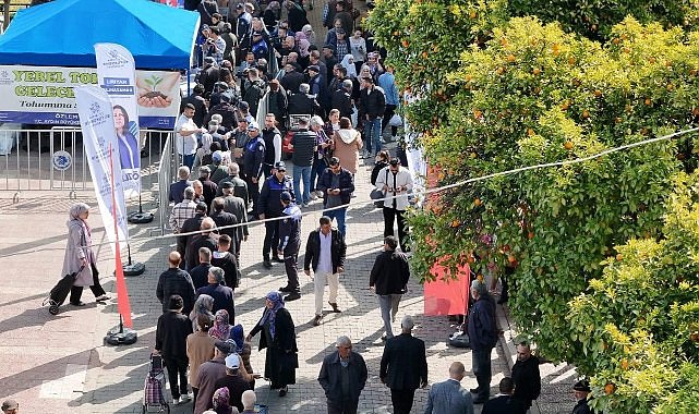 Aydın Büyükşehir Belediye Başkanı Özlem Çerçioğlu, Umurlu'da Ata Tohumlarından üretilen fidelerin dağıtımını gerçekleştirdi