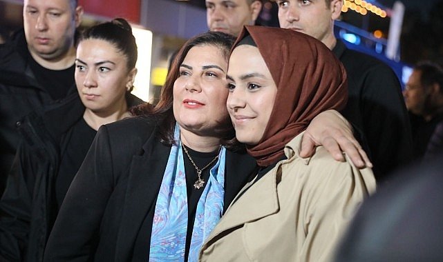 Aydın Büyükşehir Belediyesi tarafından Aydın'ın çeşitli noktalarında kurulan iftar sofraları binlerce Aydınlıyı ağırlamaya, Ramazanın bereketini paylaştırmaya devam ediyor