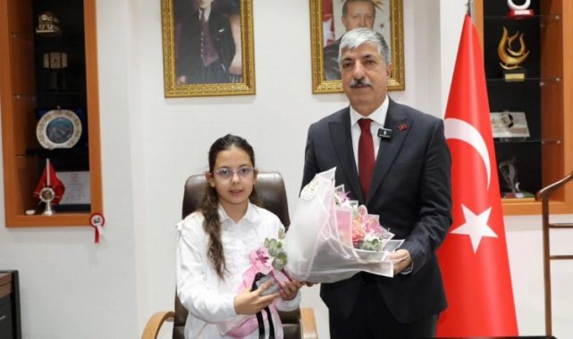 Başkan Ömeroğlu koltuğunu çocuklara devretti