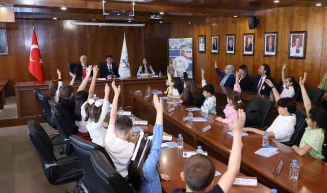 DEÜ 23 Nisan'da çocuklara emanet