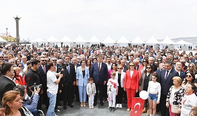 İzmir Büyükşehir Belediye Başkanı Dr. Cemil Tugay CHP'nin 23 Nisan törenine katıldı