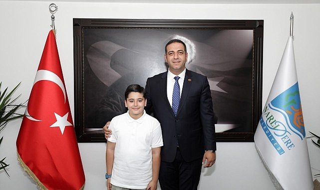 Narlıdere Belediye Başkanı Erman Uzun, 23 Nisan Ulusal Egemenlik ve Çocuk Bayramı'nda koltuğu 3.sınıf öğrencisi Ali Dönmez'e devretti