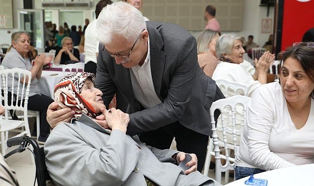 Burhaniye'de Ahmet Akın Kültür Merkezi'nde Anneler Günü matinesi düzenlendi