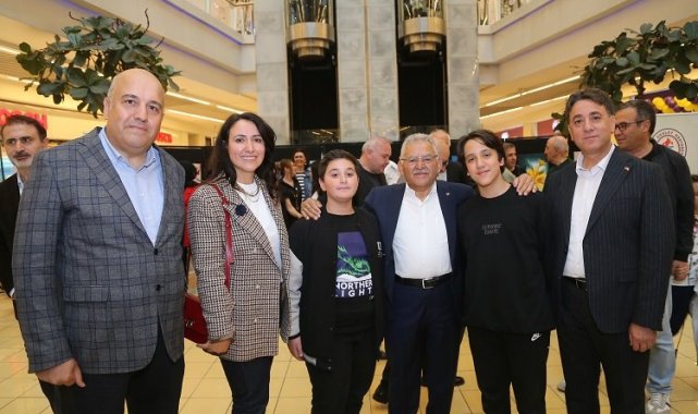 Büyükkılıç, 'Sağlık Hayattır, Sanat Hayattır Yağlı Boya Resim Sergisi'nin açılışına katıldı