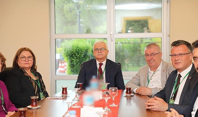 Ege ve Marmara Çevreci Belediyeler Birliği'nin yeni döneminde ilk encümen toplantısı Başkan Ali Kemal Deveciler liderliğinde gerçekleşti
