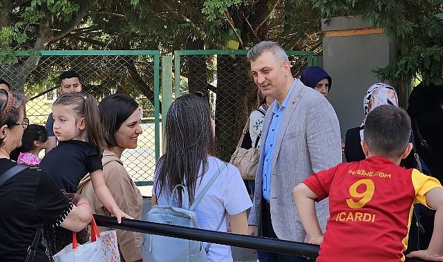 Gölcük Belediye Başkanı Ali Yıldırım Sezer, ilçedeki okulları ziyaret ederek; LGS'ye giren öğrencilere başarılar diledi.